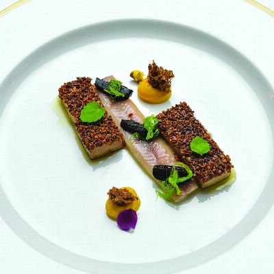 Foie gras chaud au sobacha et anguille fumée, mousseux de butternut, sponge cake à l’ail noir 